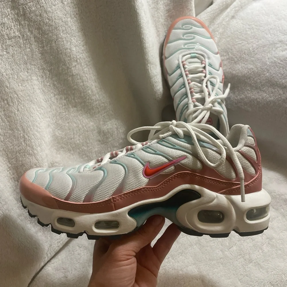 Nike Air Max Plus White and Pink Sneakers - Picture 2 of 5